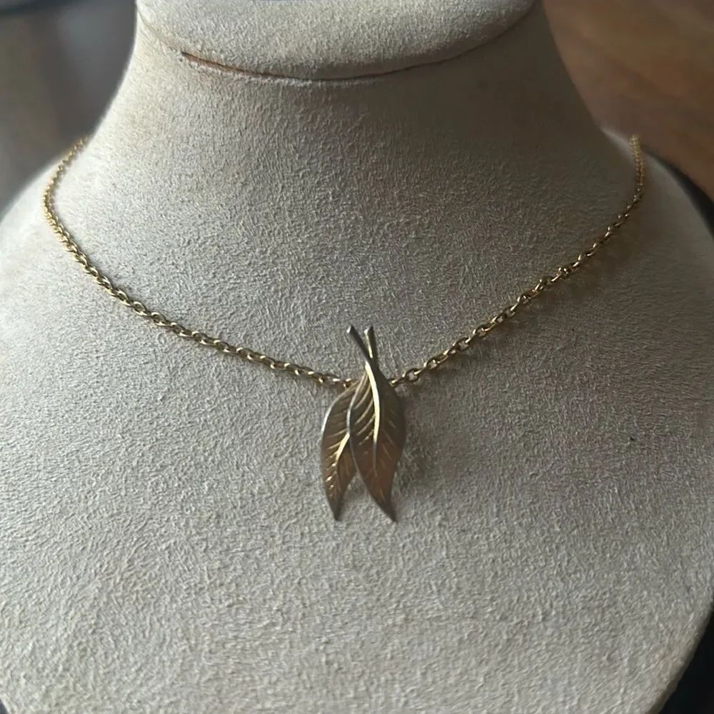Vintage Leaf Pendant Necklace!